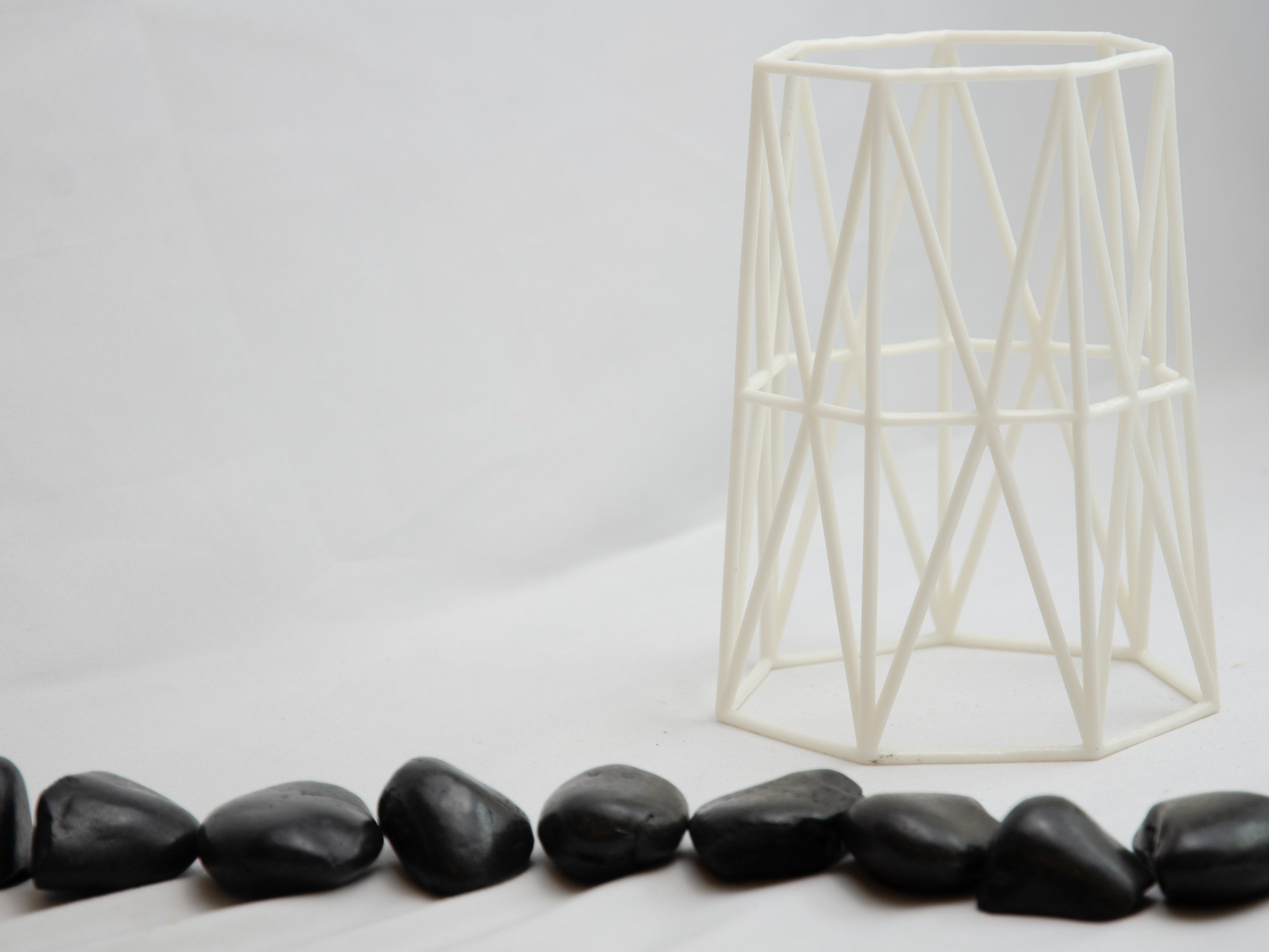 Upright Geometric Wire Vase Cage – Black Design for 10cm Pots & Wedding Table Decor