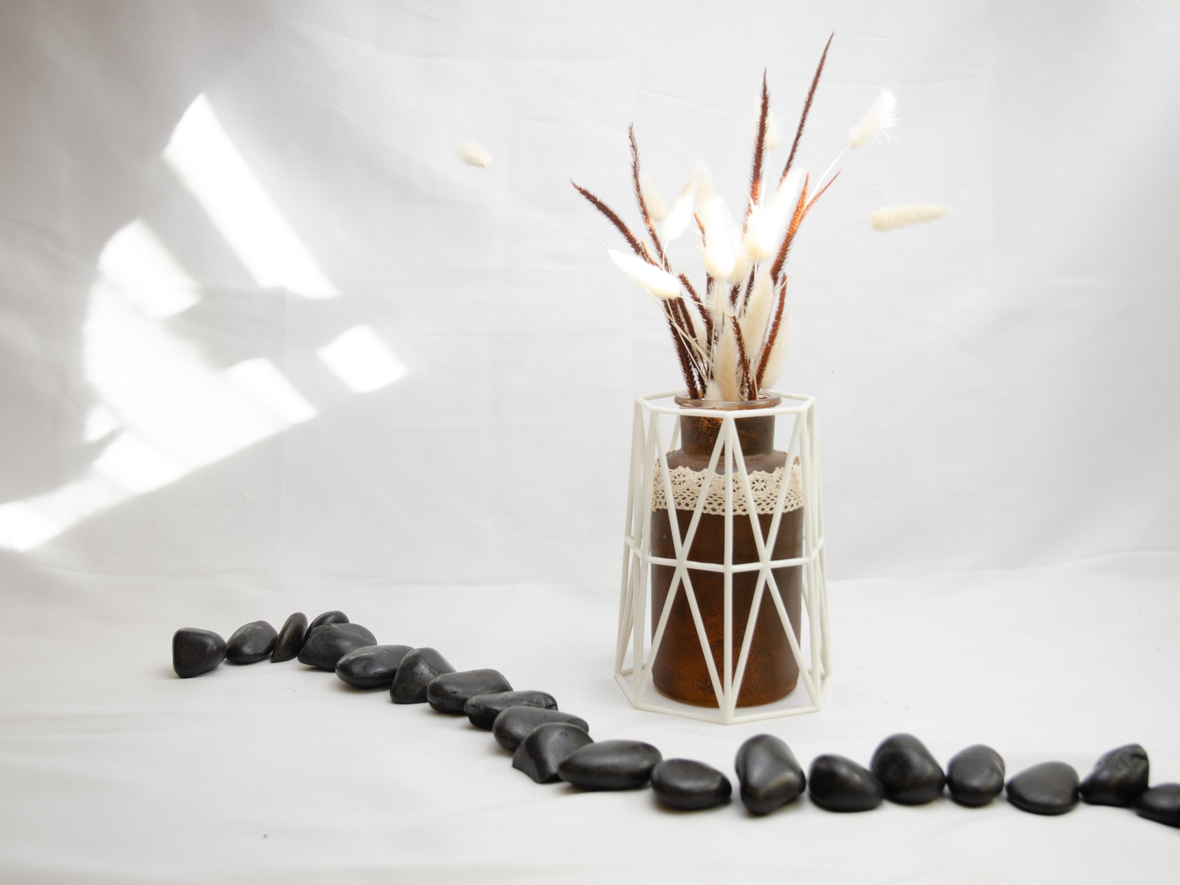 Upright Geometric Wire Vase Cage – Black Design for 10cm Pots & Wedding Table Decor