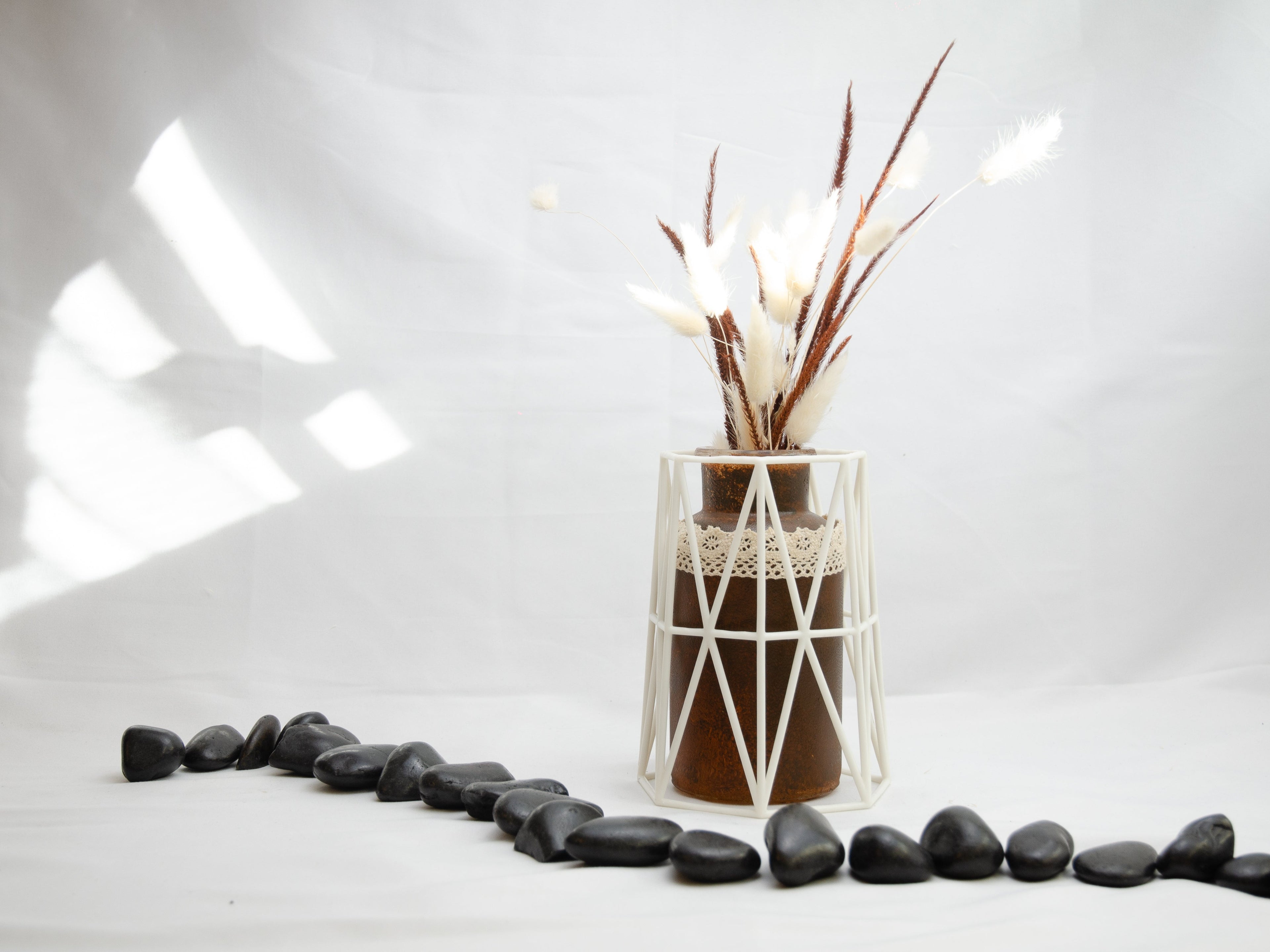 Upright Geometric Wire Vase Cage – Black Design for 10cm Pots & Wedding Table Decor